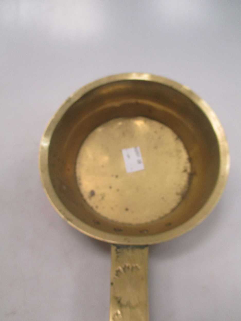 A 19th century brass ladle - Image 3 of 5