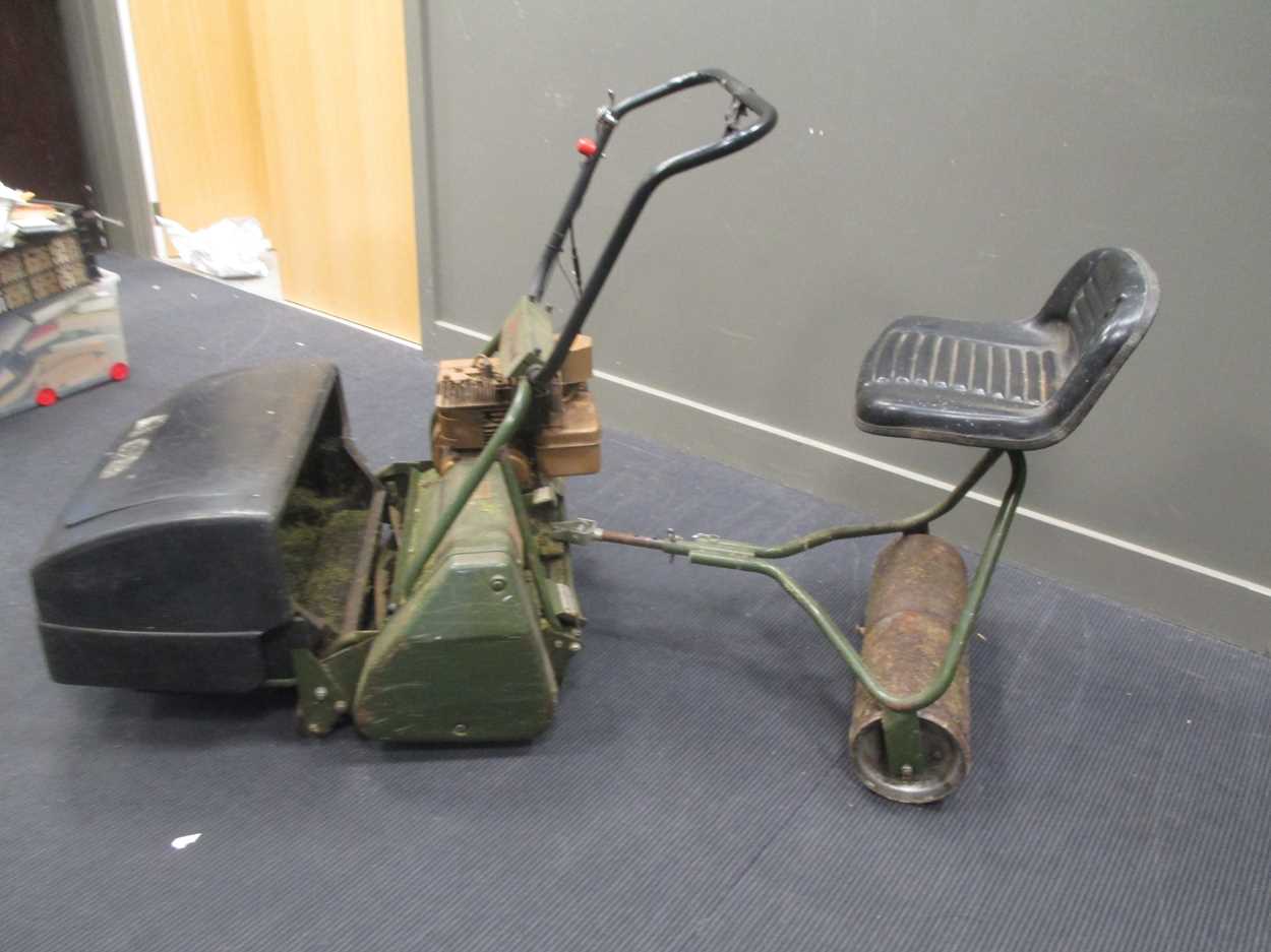 A Webb sit on lawnmower - Bild 3 aus 5