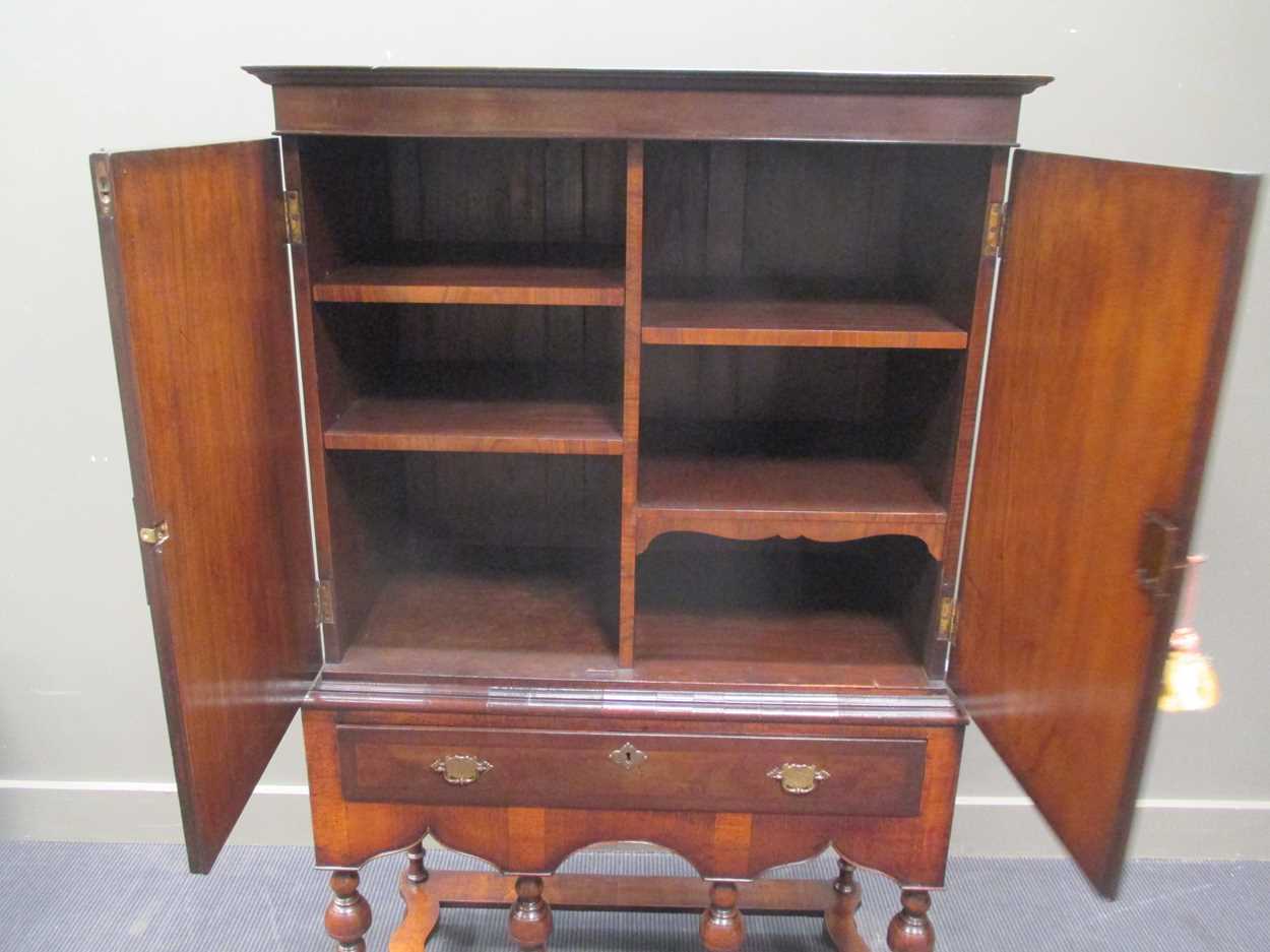 An 18th century style crossbanded walnut cabinet on stand, the two doors over a single long drawer - Bild 8 aus 9