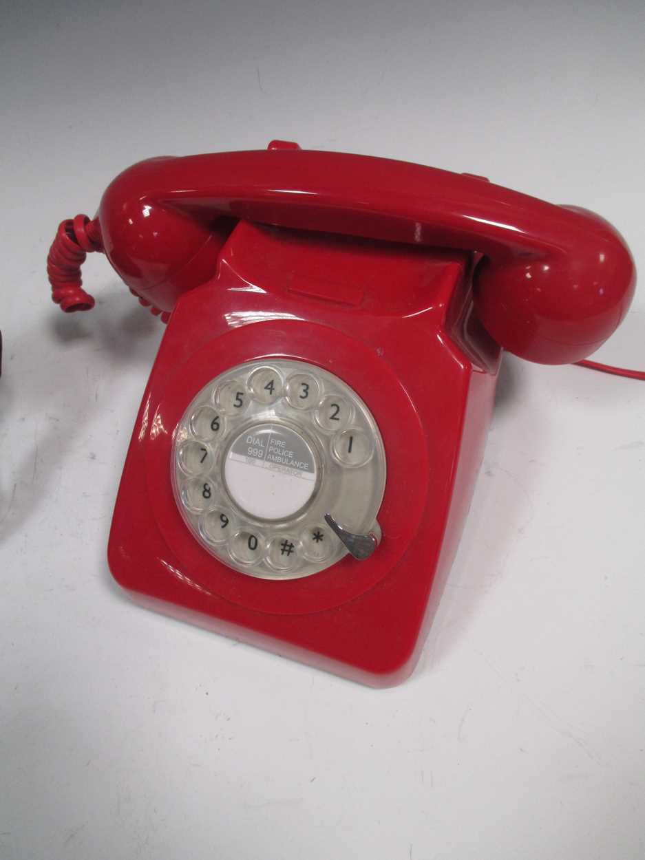 Two modern copies of telephones, one red 'GPO 746 rotary' and one black 'GPO 200' (2) - Bild 2 aus 3