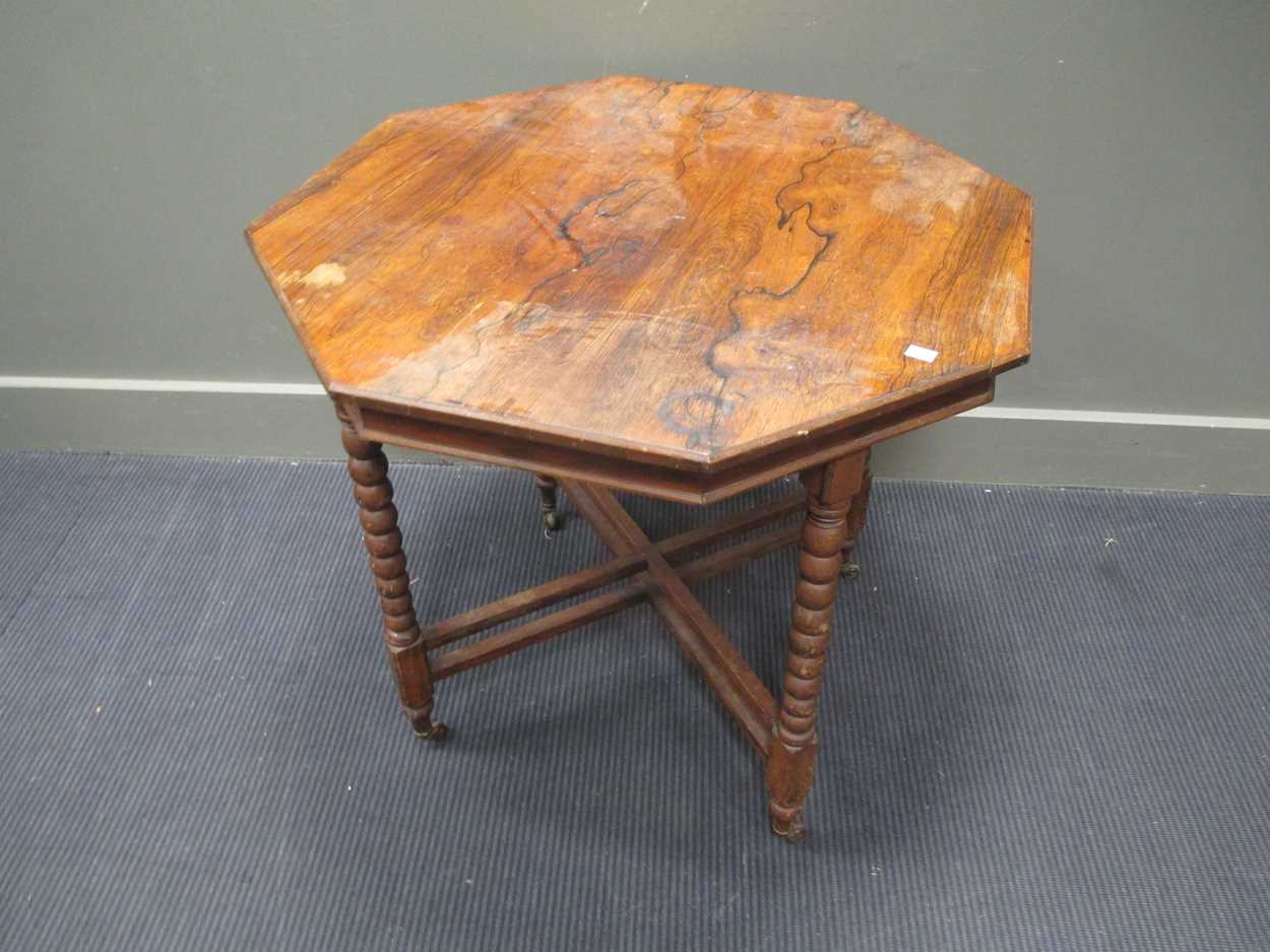 A Victorian rosewood chess table (70cm high and 52cm wide) and faux rosewood occasional table ( 69cm - Bild 7 aus 9