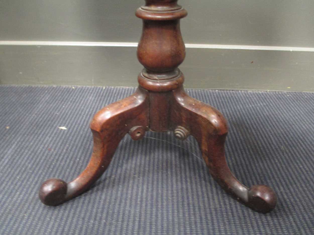 A Victorian rosewood chess table (70cm high and 52cm wide) and faux rosewood occasional table ( 69cm - Bild 2 aus 9