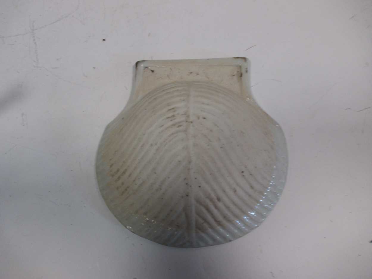 A small Chinese teapot and a small shell shaped dish - Image 4 of 8