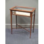 An Edwardian mahogany display top table 75 x 61 x 37cm