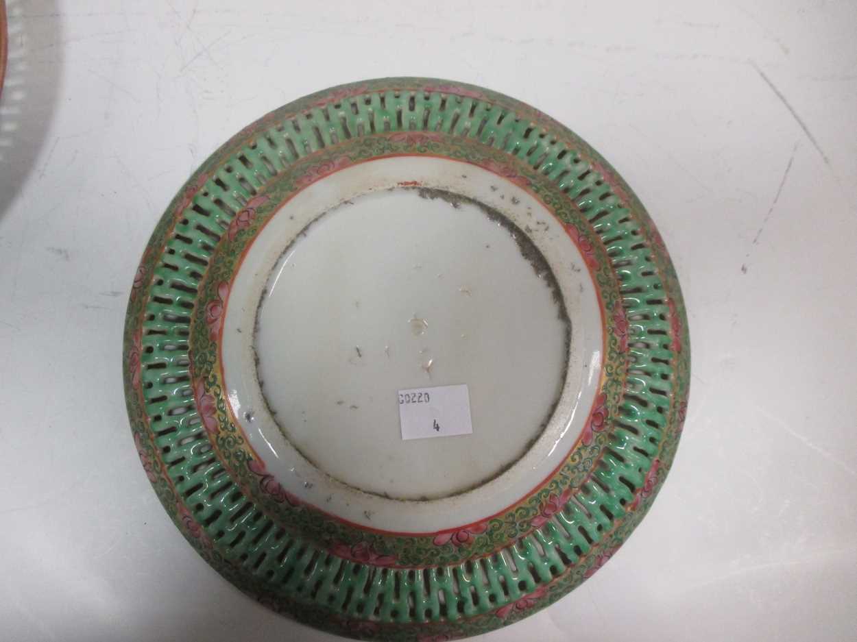 A pair of Chinese Cantonese export porcelain pierced plates - Image 2 of 5