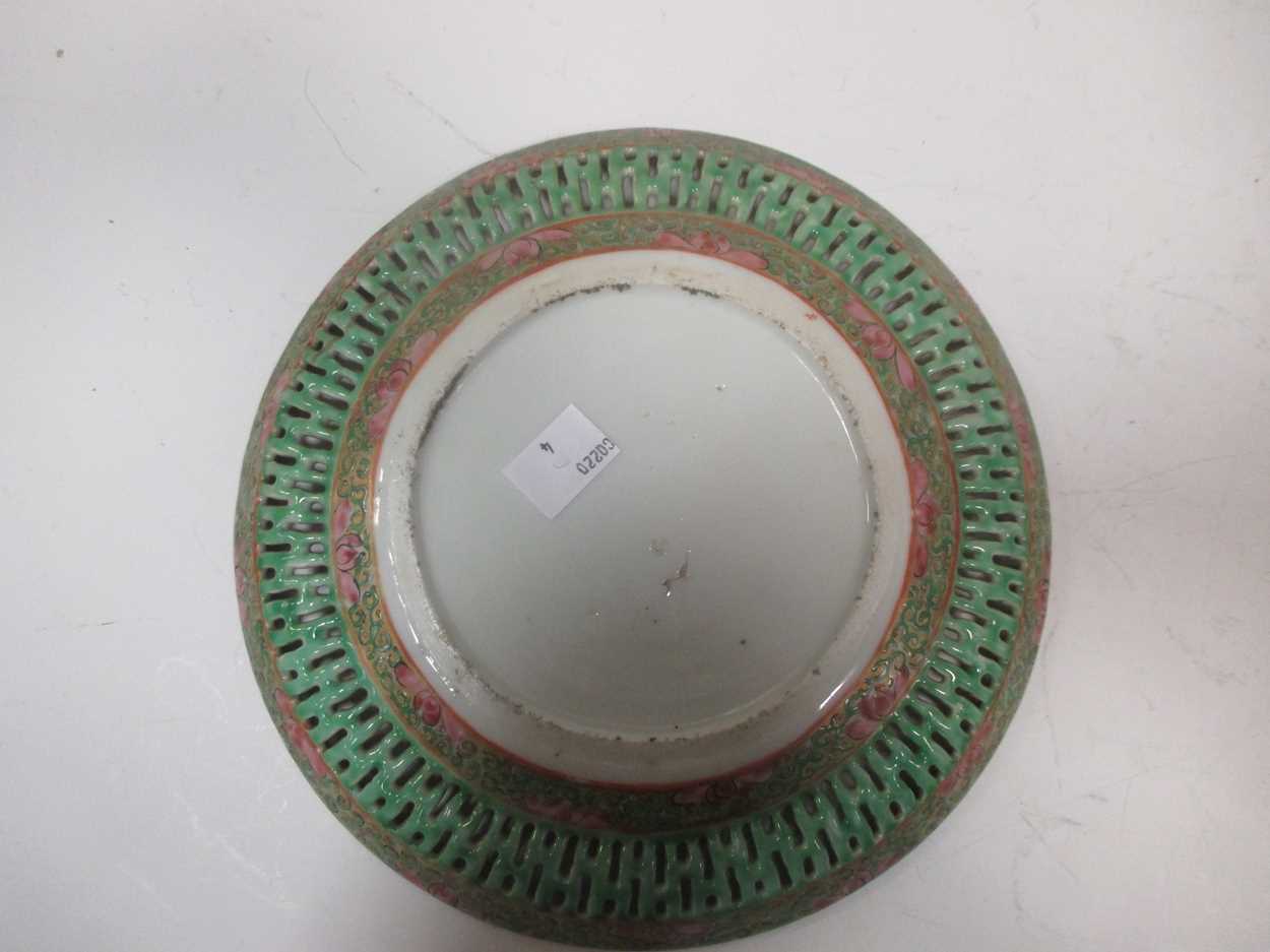 A pair of Chinese Cantonese export porcelain pierced plates - Image 3 of 5