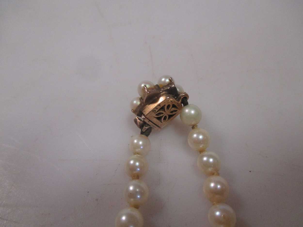 A row of cultured pearls together with a 9ct dress ring - Image 5 of 5