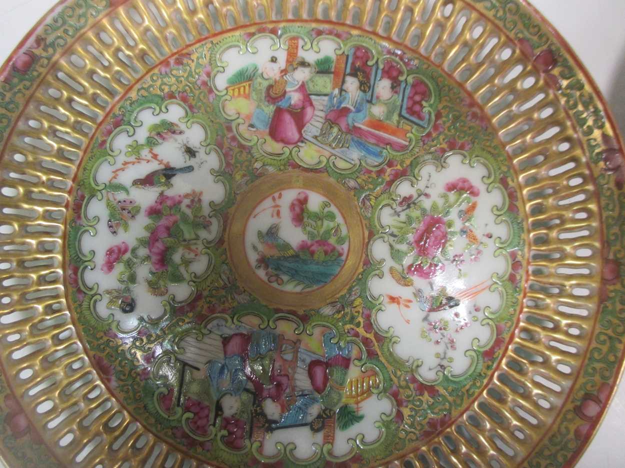 A pair of Chinese Cantonese export porcelain pierced plates - Image 5 of 5