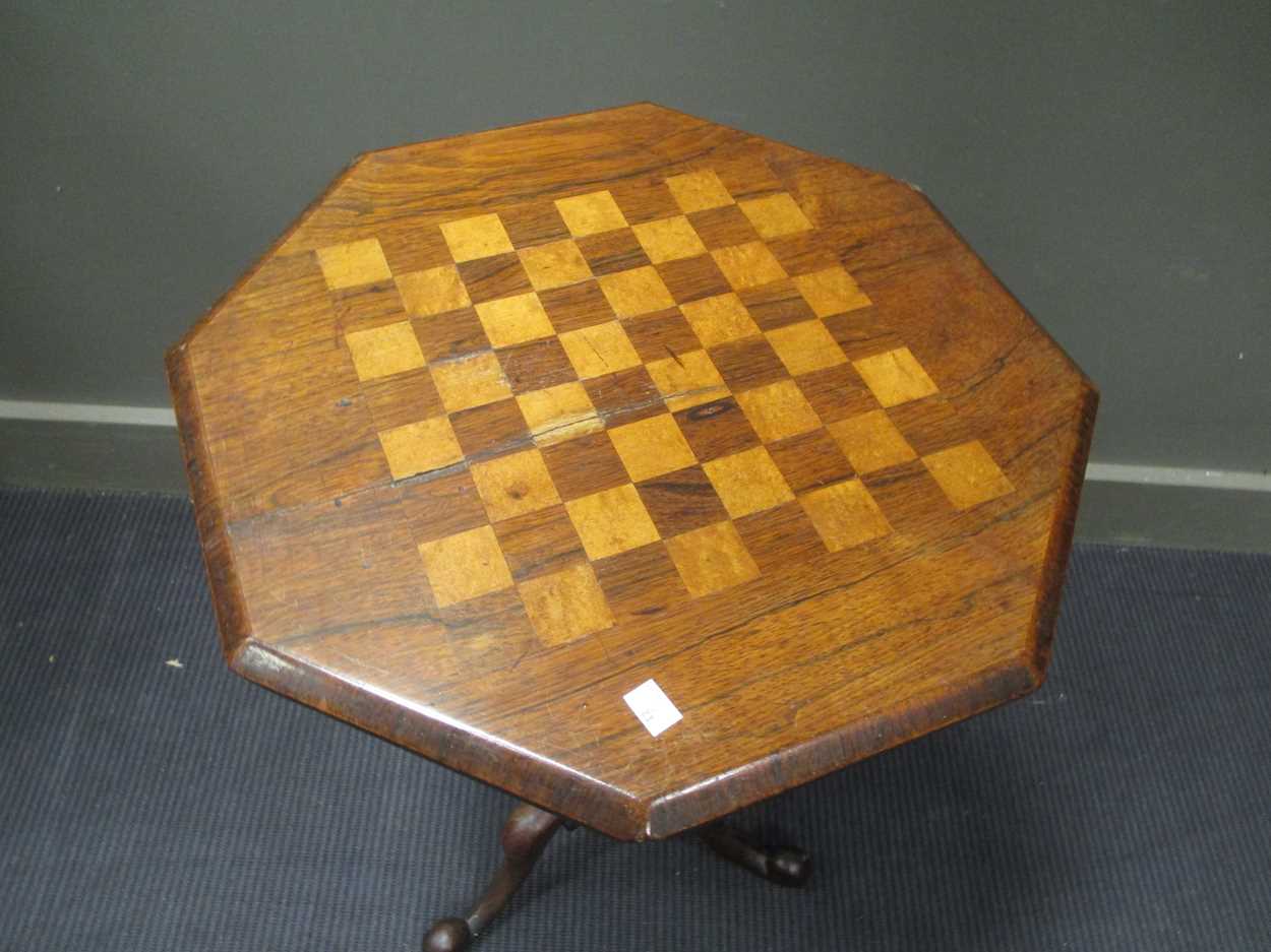 A Victorian rosewood chess table (70cm high and 52cm wide) and faux rosewood occasional table ( 69cm - Bild 6 aus 9