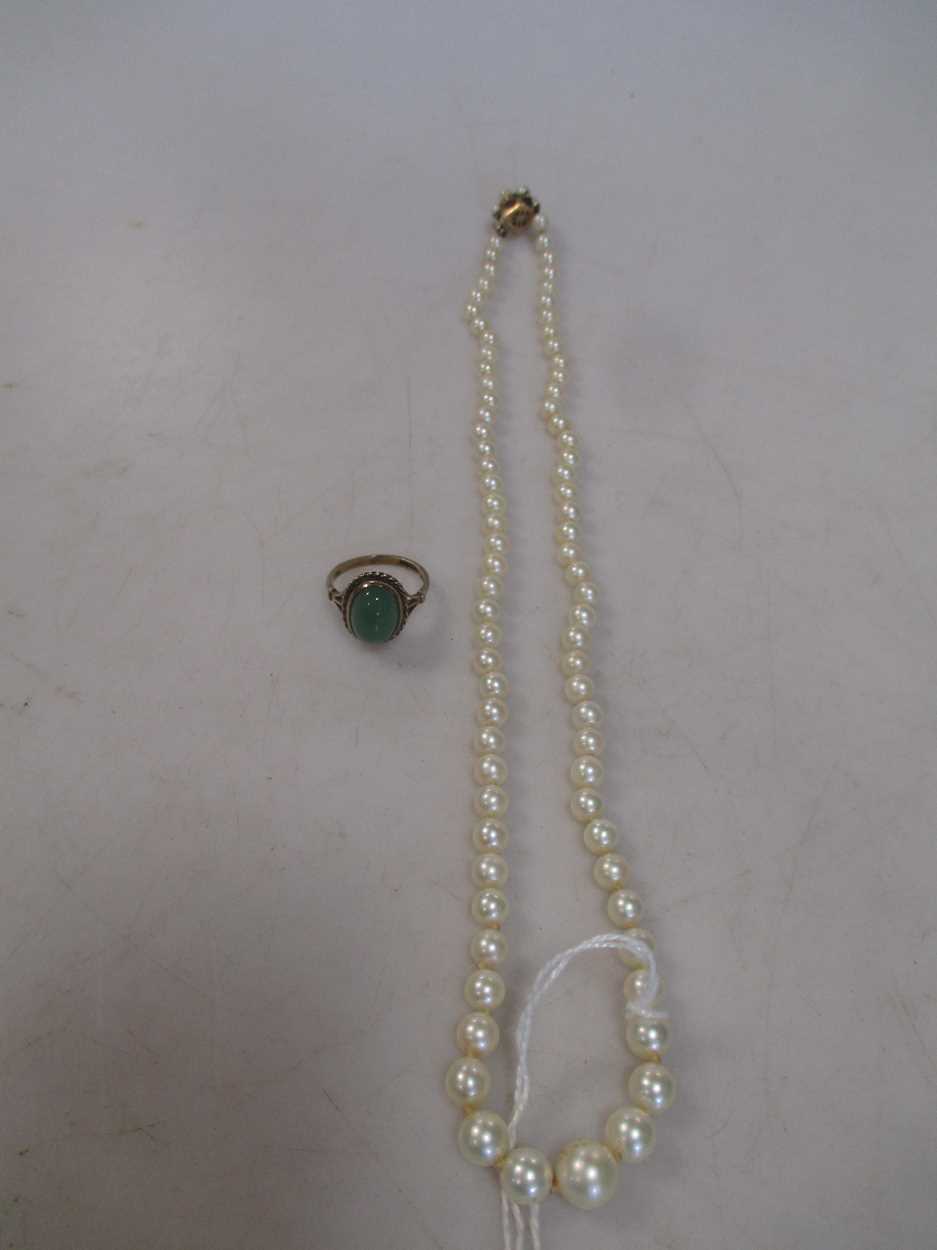 A row of cultured pearls together with a 9ct dress ring - Image 3 of 5