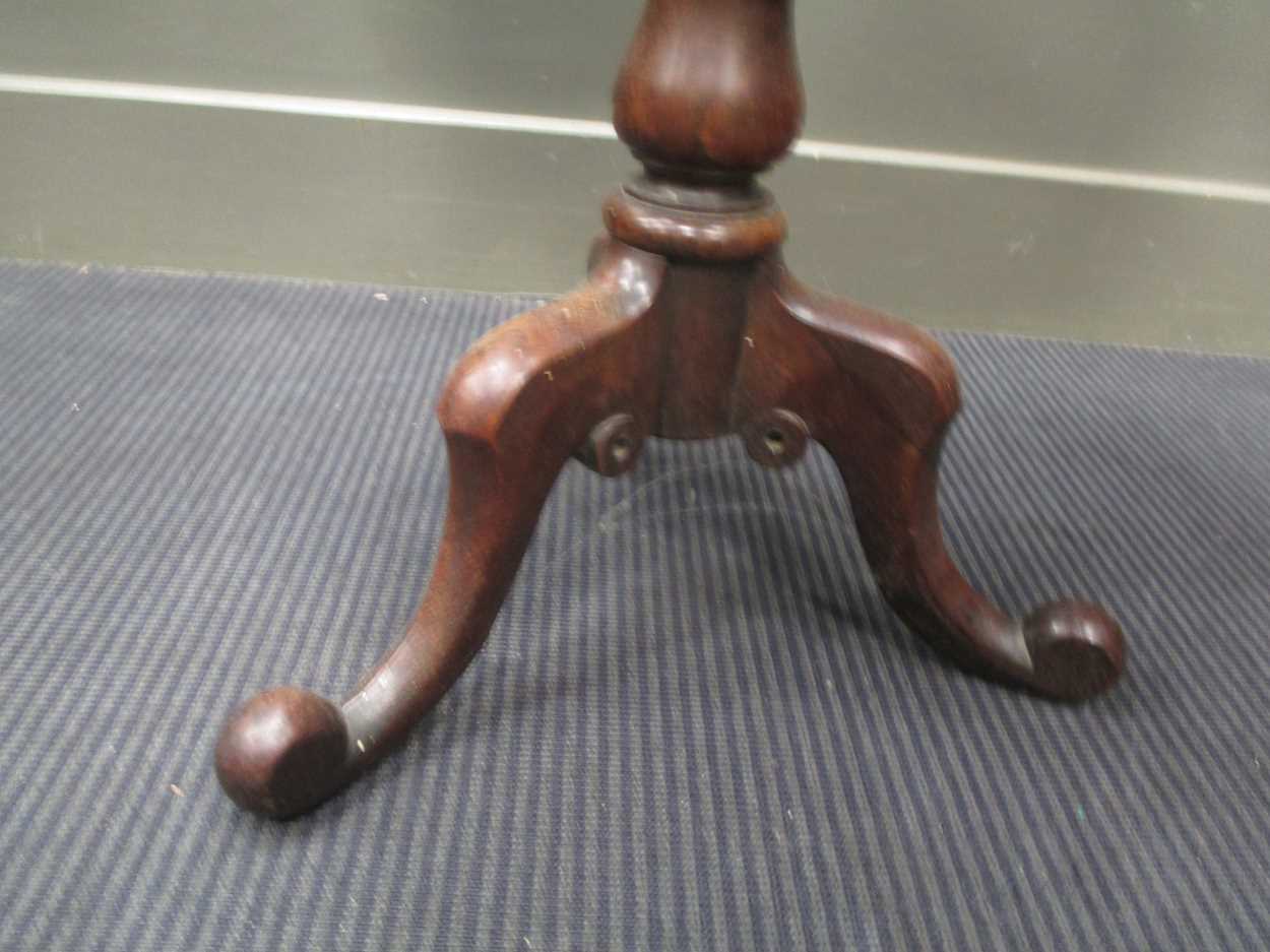 A Victorian rosewood chess table (70cm high and 52cm wide) and faux rosewood occasional table ( 69cm - Bild 4 aus 9