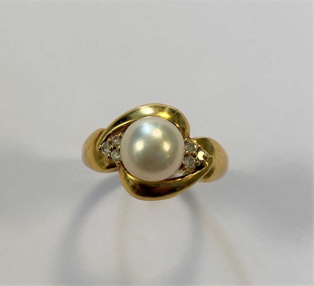 A modern style pearl and diamond ring, - Image 2 of 5