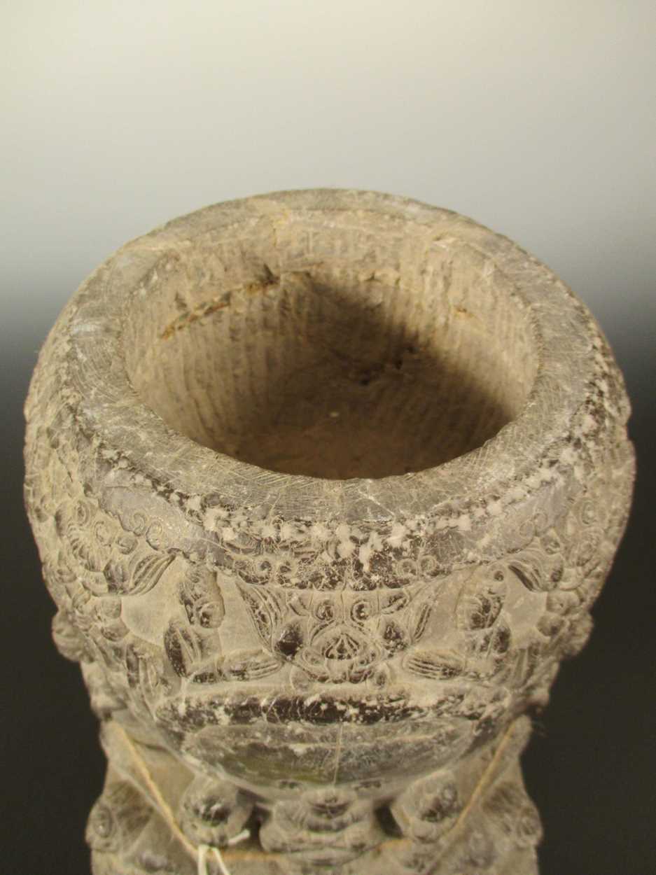 A Chinese grey stone lidded stupa urn, Sui Dynasty style, - Bild 2 aus 4