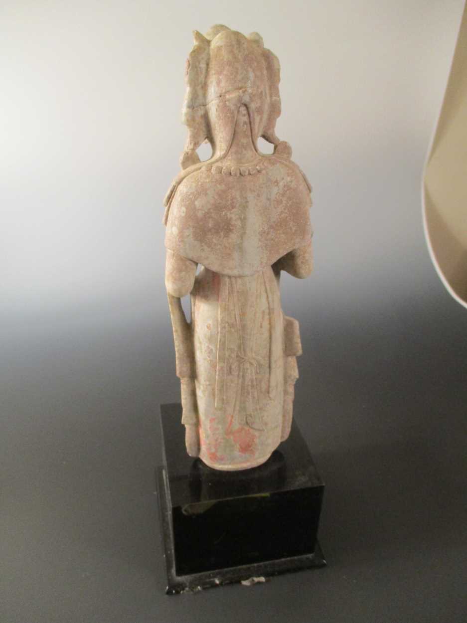 A Chinese limestone standing figure of Avalokiteshvara, Northern Qi Dynasty style, - Bild 2 aus 3