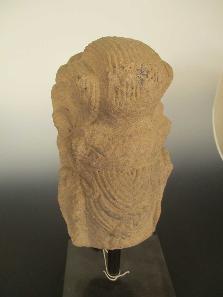 A Chinese sandstone crowned head of Avalokiteshvara, in Tang Dynasty style, - Bild 2 aus 3