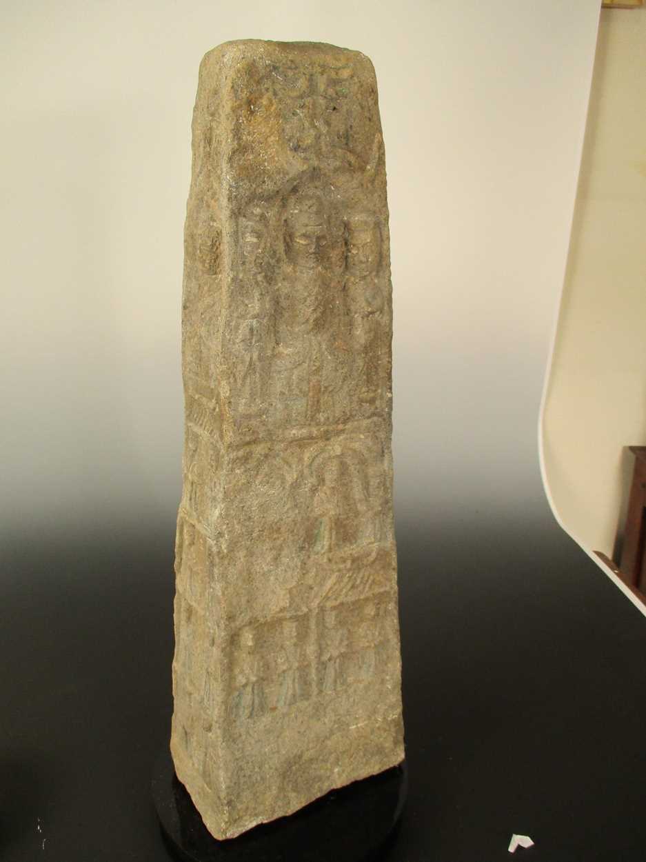 A Chinese stone votive stele, possibly Northern Wei Dynasty, - Bild 2 aus 2