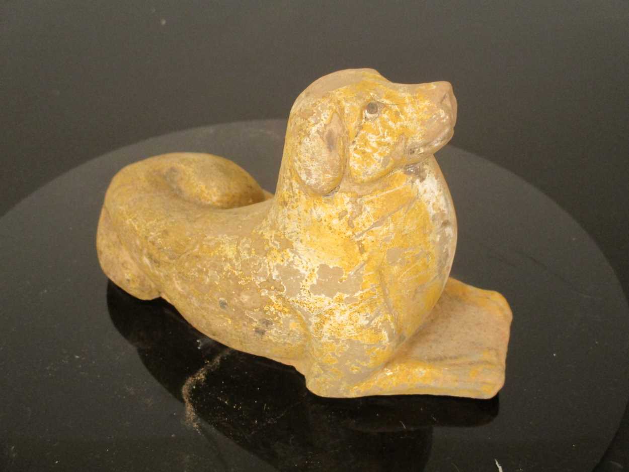 A Chinese pottery recumbent hound, Wei Dynasty, - Bild 2 aus 2