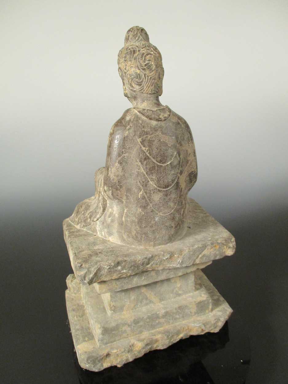 A Chinese mottled dark stone seated Buddhist deity, in Wei Dynasty style, - Bild 4 aus 4