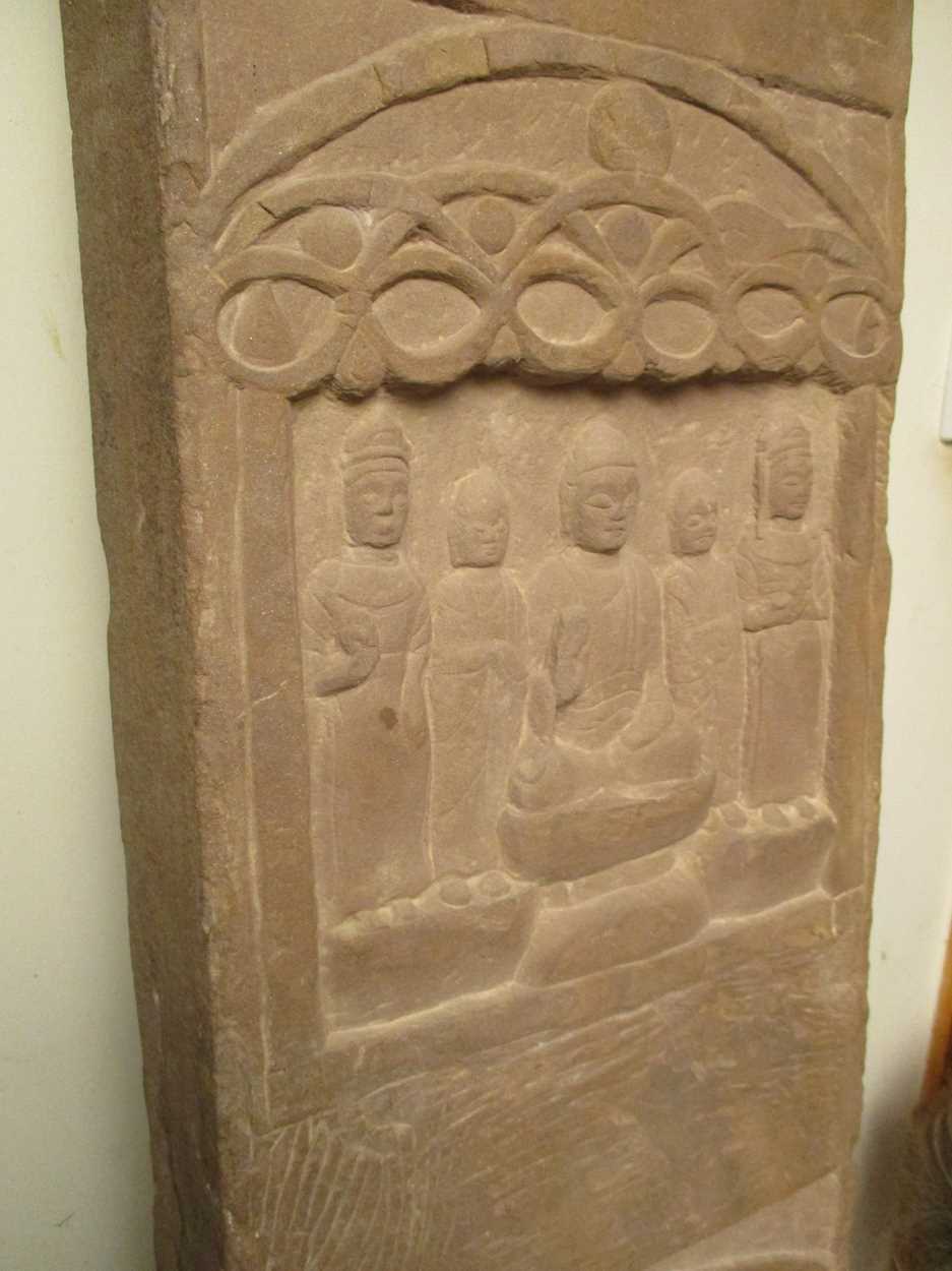 A Chinese stone Buddhist stele, perhaps Northern Wei Dynasty (AD 386-534), - Bild 4 aus 6