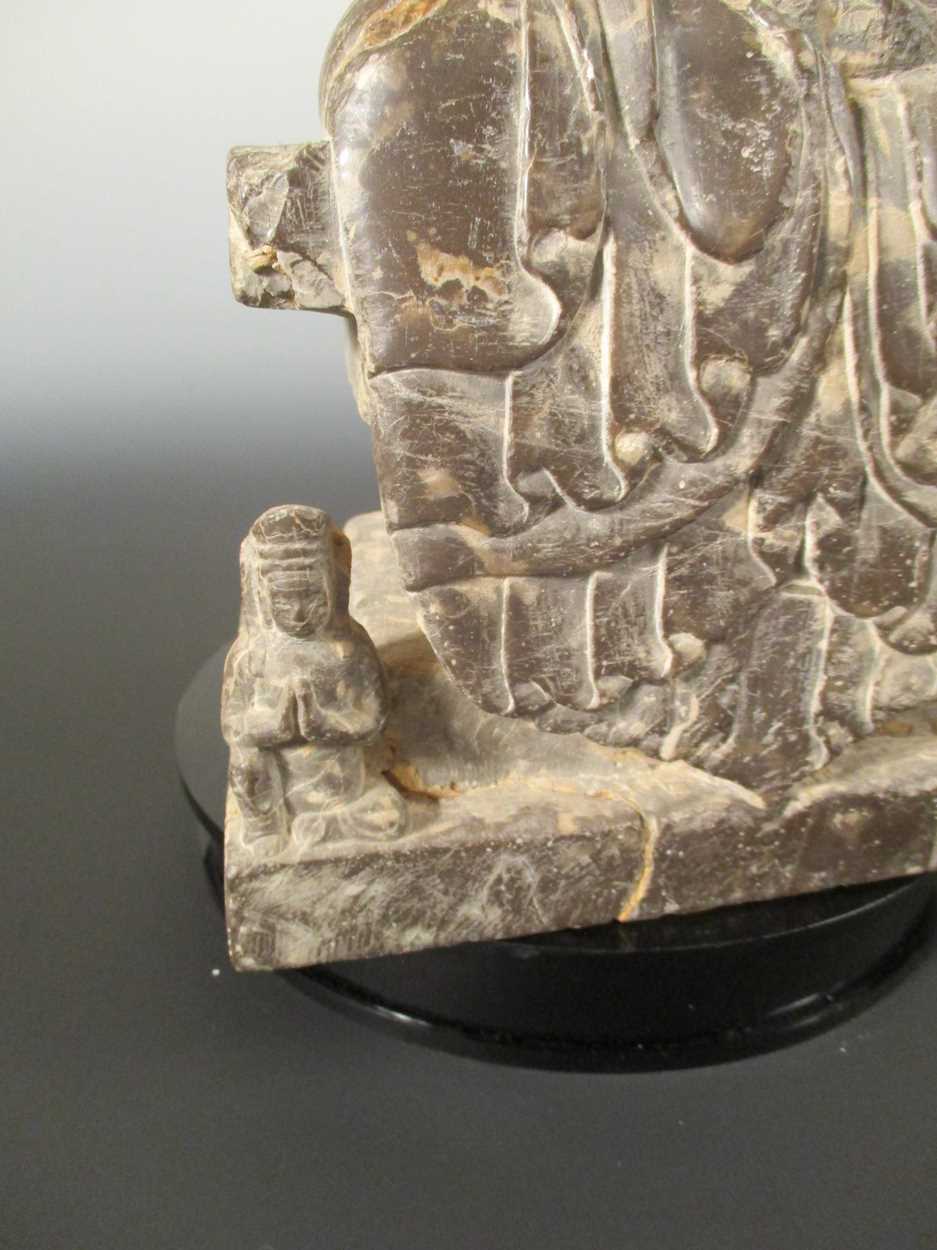 A Chinese mottled dark stone seated Buddhist deity, in Wei Dynasty style, - Bild 3 aus 4