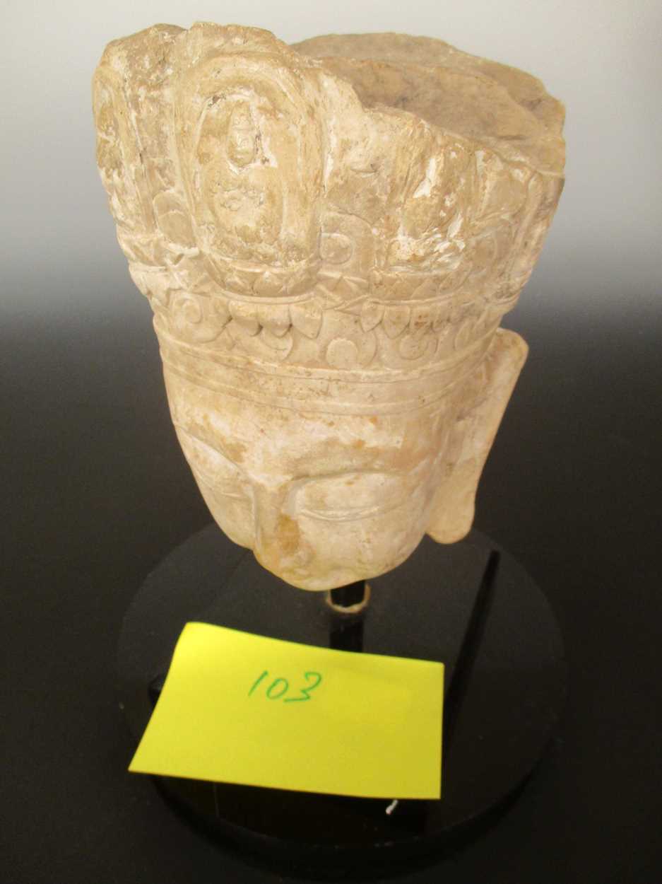 A Chinese limestone head of Avalokiteshvara, perhaps Sui Dynasty (581-618 AD), - Bild 3 aus 4
