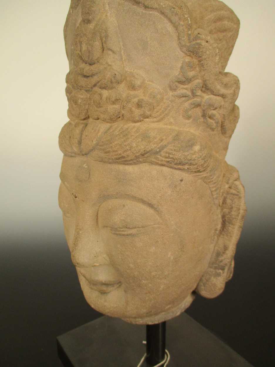 A Chinese sandstone crowned head of Avalokiteshvara, in Tang Dynasty style, - Bild 3 aus 3