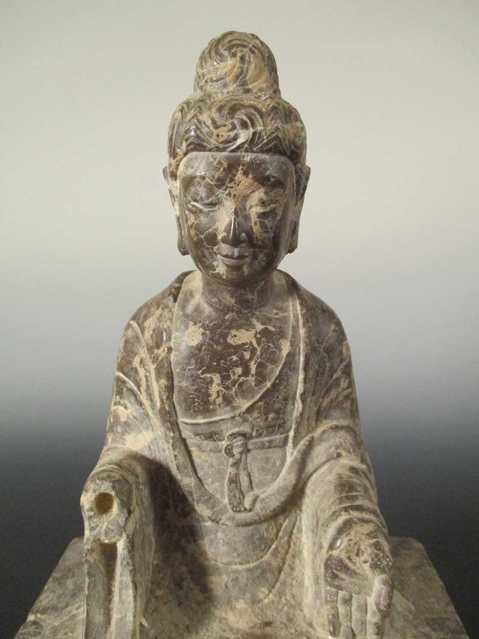 A Chinese mottled dark stone seated Buddhist deity, in Wei Dynasty style, - Bild 2 aus 4