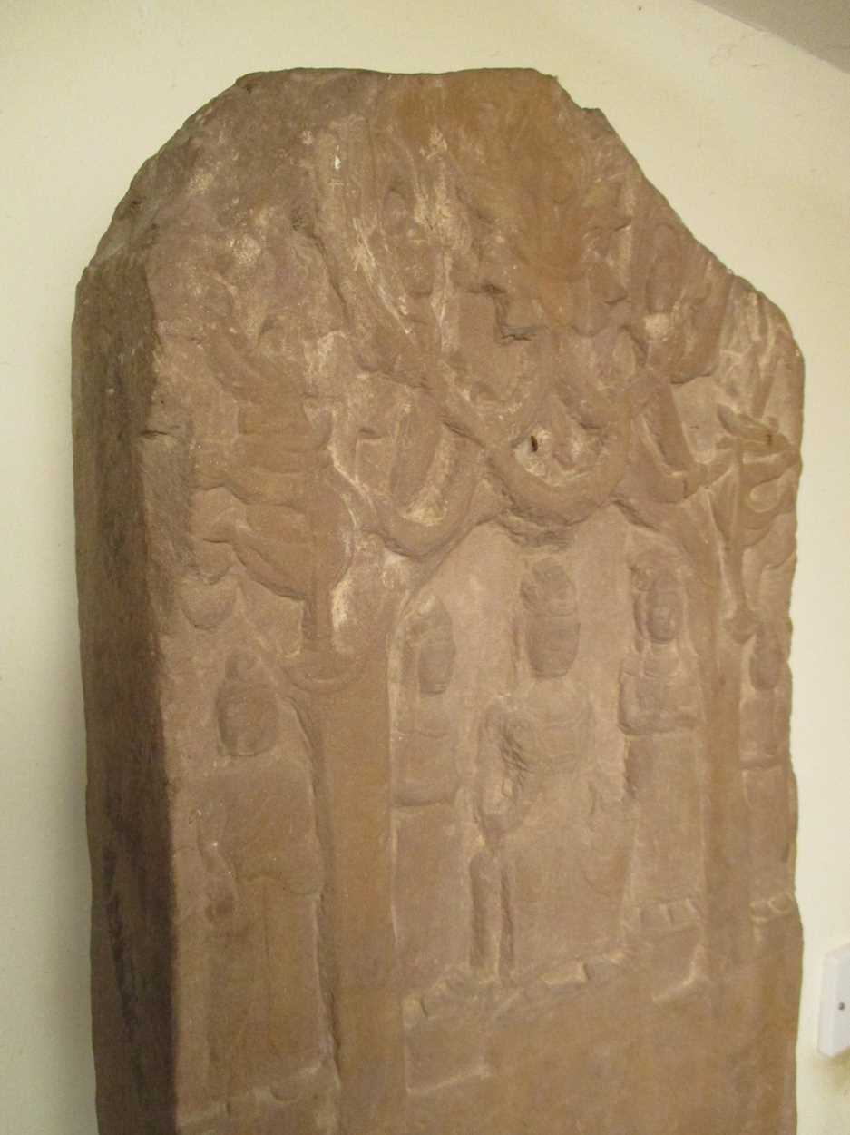 A Chinese stone Buddhist stele, perhaps Northern Wei Dynasty (AD 386-534), - Bild 3 aus 6