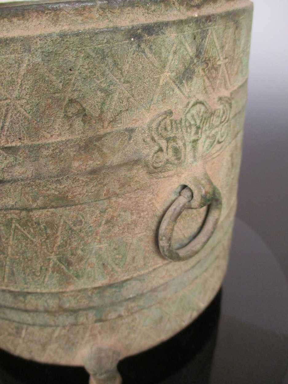 A Chinese bronze tripod cylindrical vessel Zun, probably Warring States, - Bild 2 aus 3