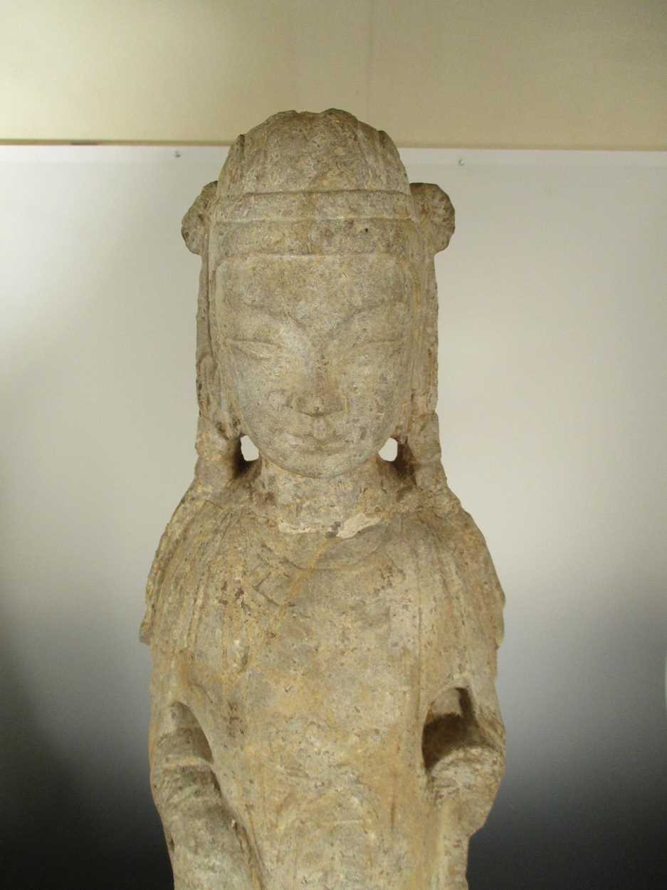 A Chinese grey stone standing figure of Guanyin, in Sui Dynasty style, - Bild 3 aus 3