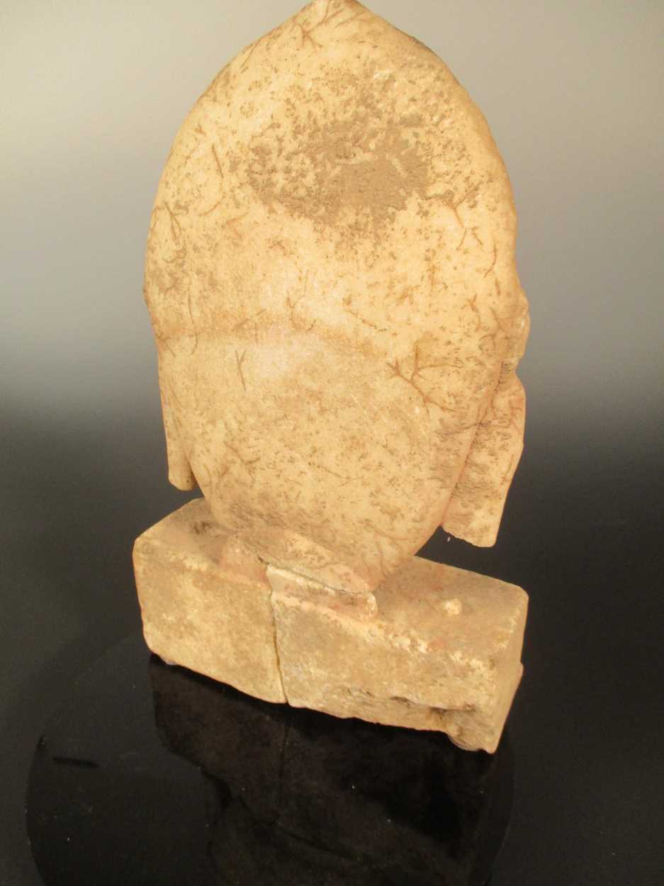 A Chinese white marble Buddhist triad group, in Northern/Eastern Wei style, - Bild 2 aus 2