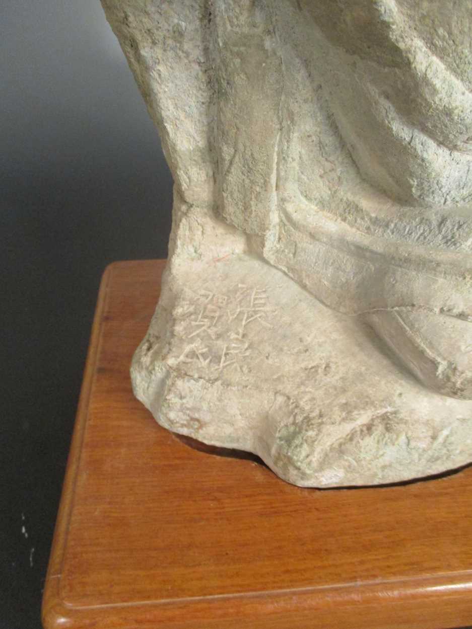 A Chinese stone seated Arhat, perhaps Tang Dynasty (618 AD - 907 AD), - Bild 2 aus 3