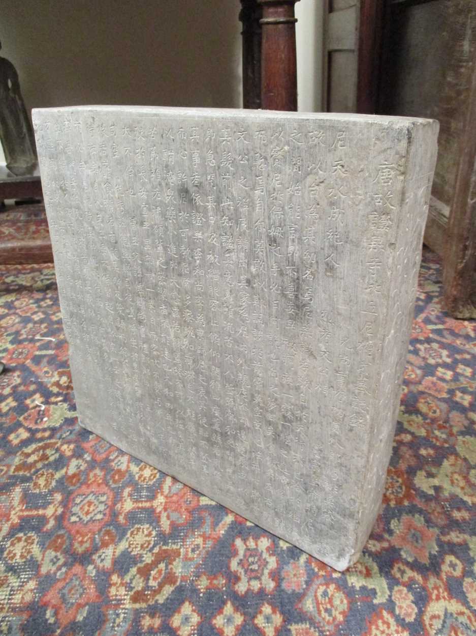 A Chinese limestone square ancestor box and lid, perhaps 6/7th century, - Bild 3 aus 4