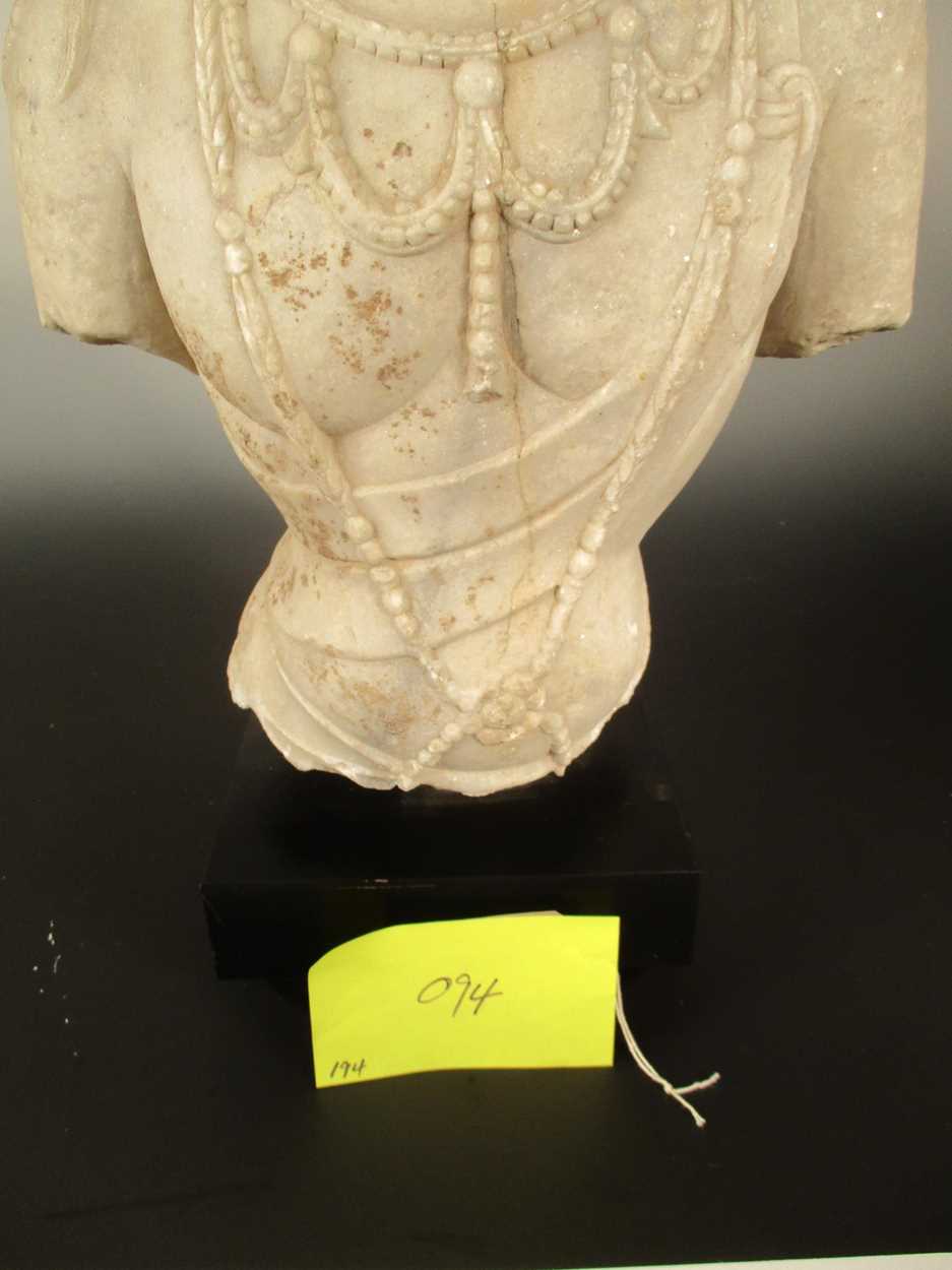 A Chinese white marble fragmentary upper body of Avalokiteshvara, or Manjusri, - Bild 4 aus 4