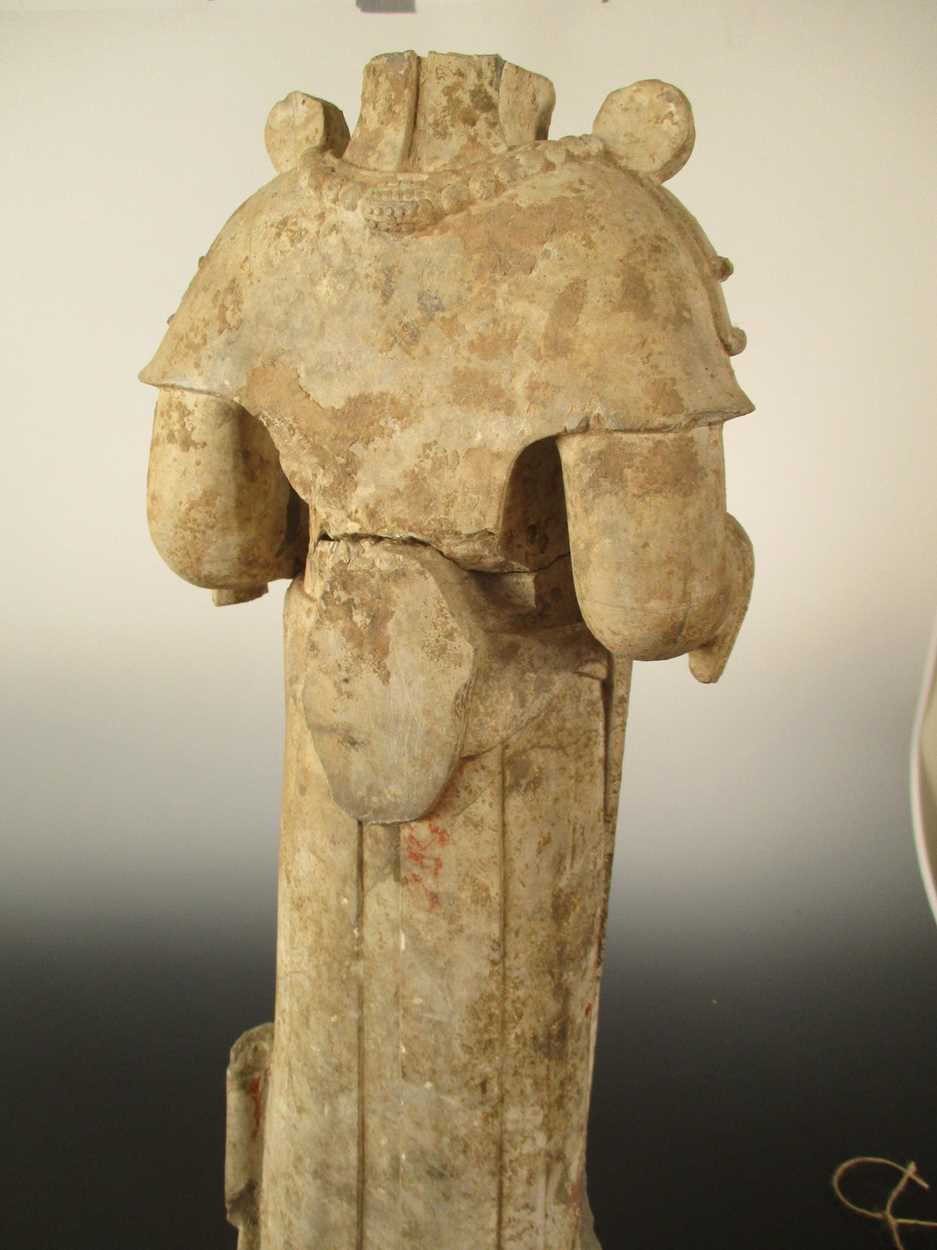 A Chinese limestone torso of a Bodhisattva, Northern Qi Dynasty style, - Bild 2 aus 3