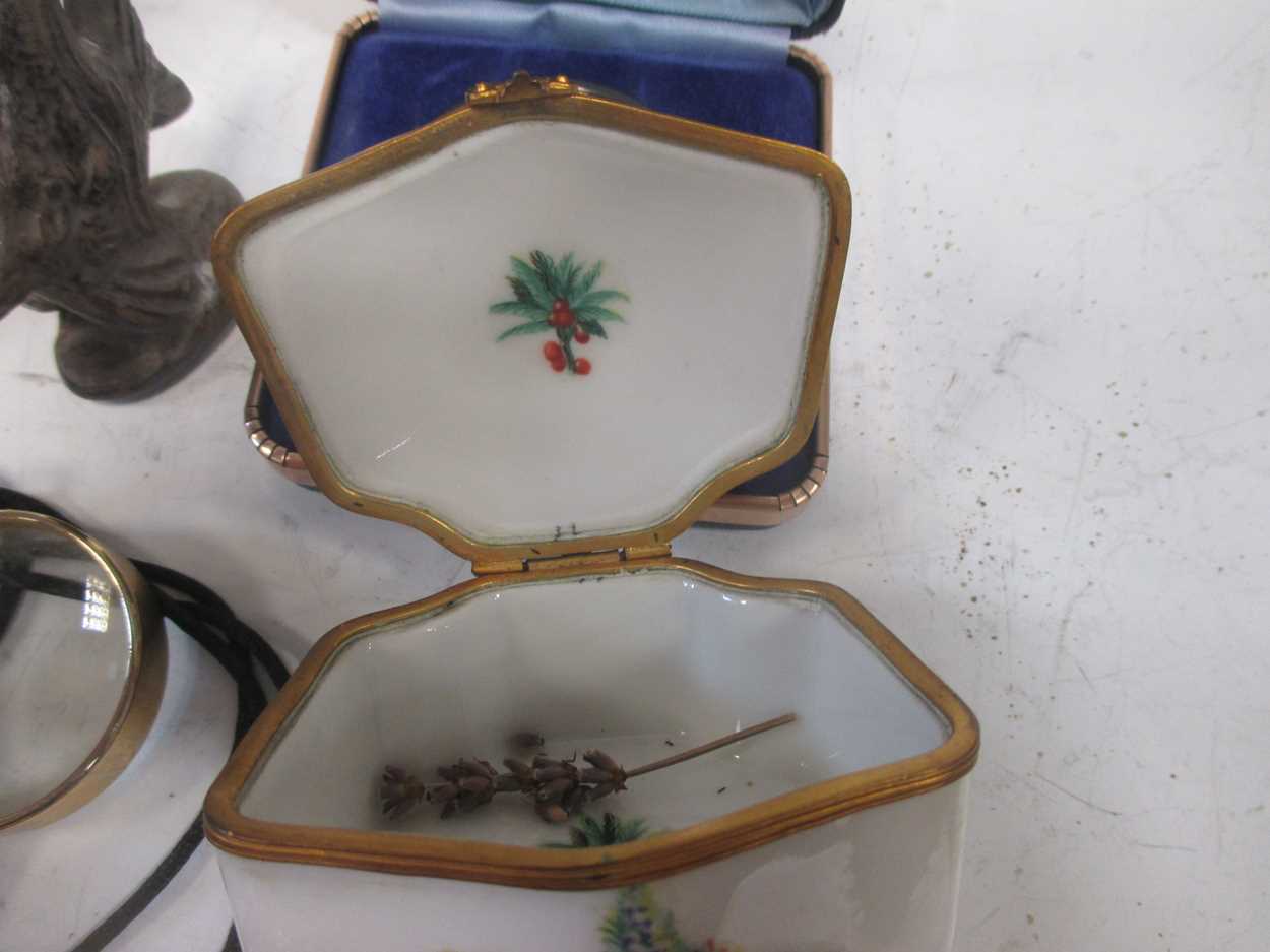 Two Chinese snuff bottles, a cloisonné matchbox holder, a continental porcelain pin dish and snuff - Bild 6 aus 8