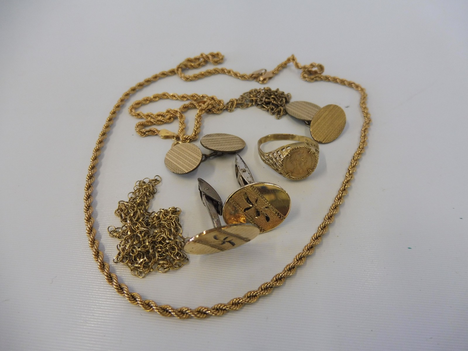 A selection of 9ct gold and yellow metal including a necklace, weight of gold approx. 10g. - Image 2 of 2