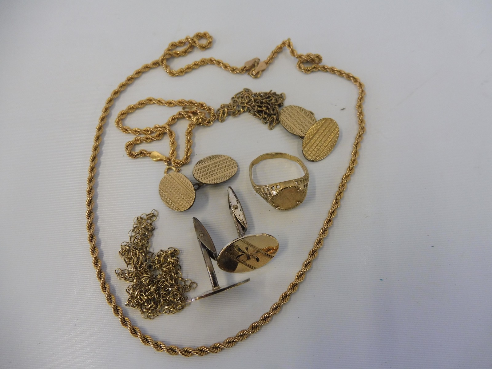 A selection of 9ct gold and yellow metal including a necklace, weight of gold approx. 10g.