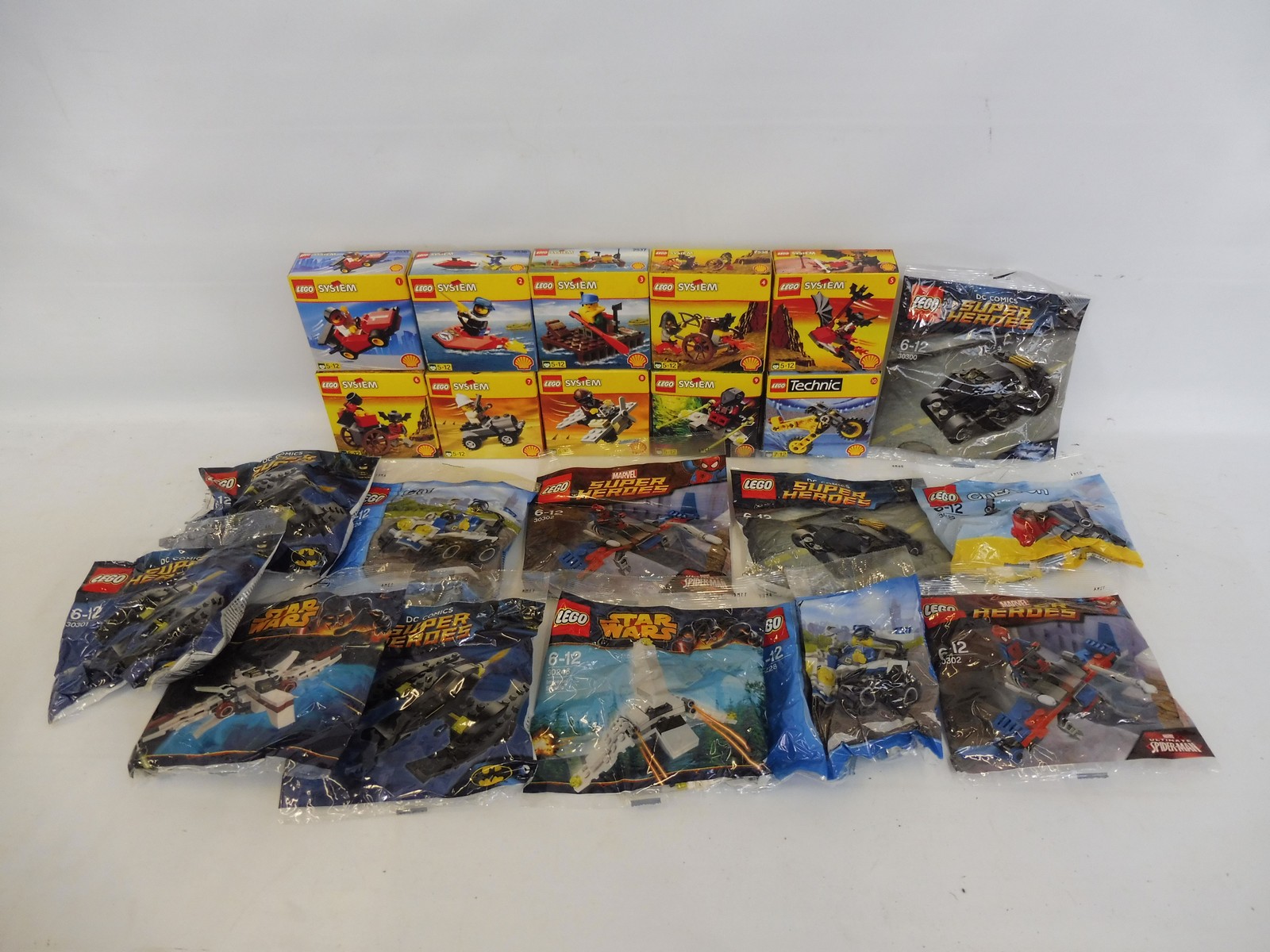 A quantity of Lego Technic, Lego System etc.