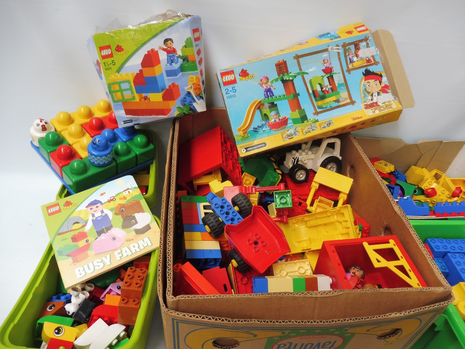 A large quantity of Duplo in five differentboxes including figures and sets. - Bild 2 aus 3