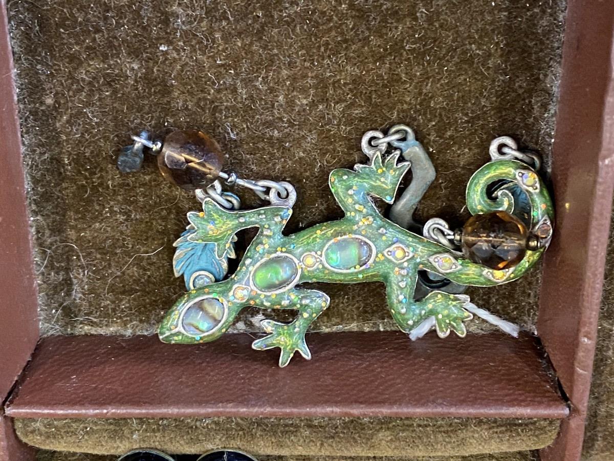 Six pairs of earrings, and a brooch in the form of a chameleon, in a multi-layered jewellery box. - Image 2 of 3