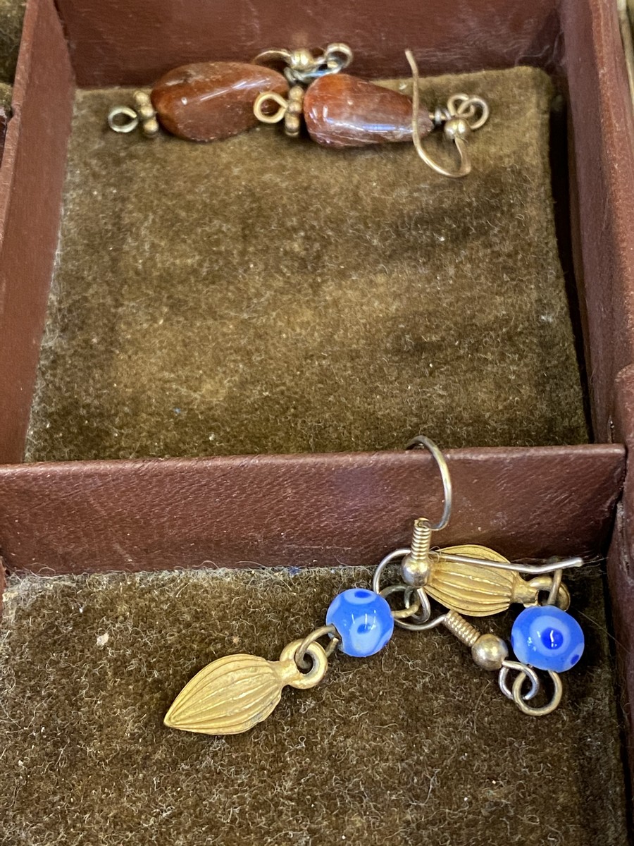 Six pairs of earrings, and a brooch in the form of a chameleon, in a multi-layered jewellery box. - Image 3 of 3