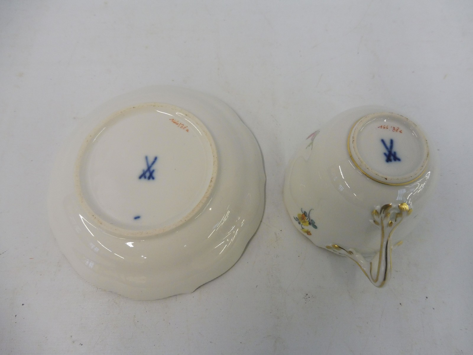 A 19th Century Continental porcelain cup and saucer, in the manner of Meissen, blue crossed swords - Image 4 of 4