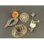 A small selection of jewellery to include a silver rosette shaped brooch, an agate brooch, a