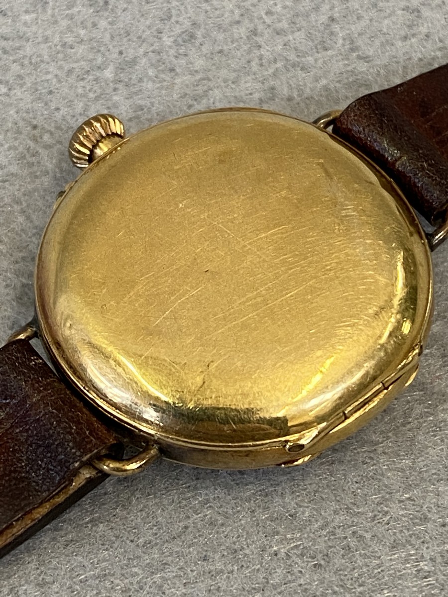 An 18ct gold ladies wristwatch with white enamel dial, on a leather strap. - Bild 2 aus 4