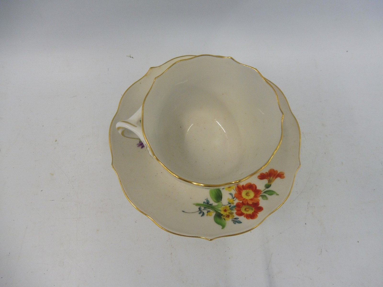 A 19th Century Continental porcelain cup and saucer, in the manner of Meissen, blue crossed swords - Image 3 of 4