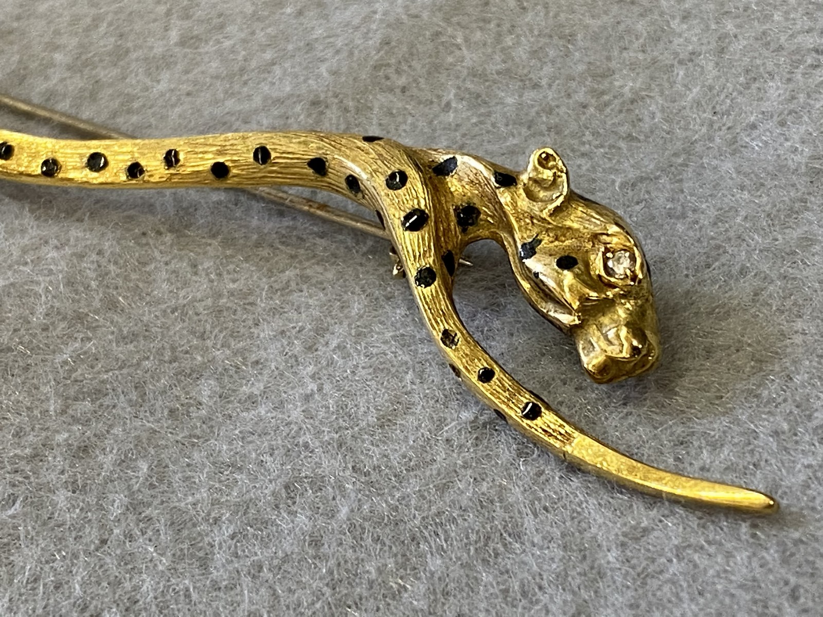 An 18ct gold brooch in the form of a cheetah with black enamel spots and a diamond inset forming the - Image 2 of 4