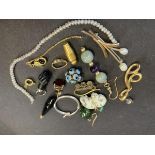 An interesting selection of jewellery including a 9ct gold brooch, various gems, single earrings