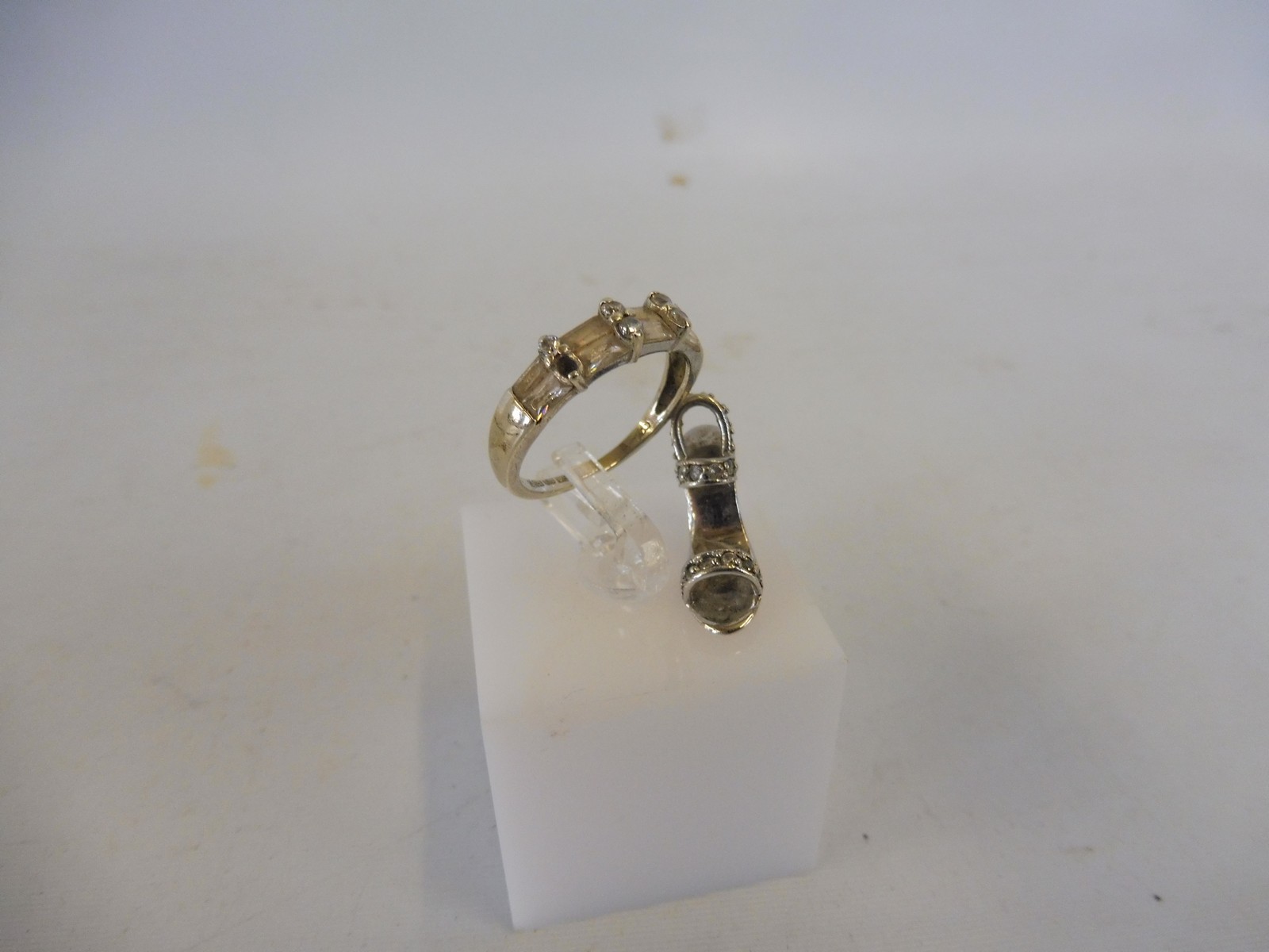 A small group of jewellery including a white gold ring, a yellow metal watch chain etc. - Bild 2 aus 2