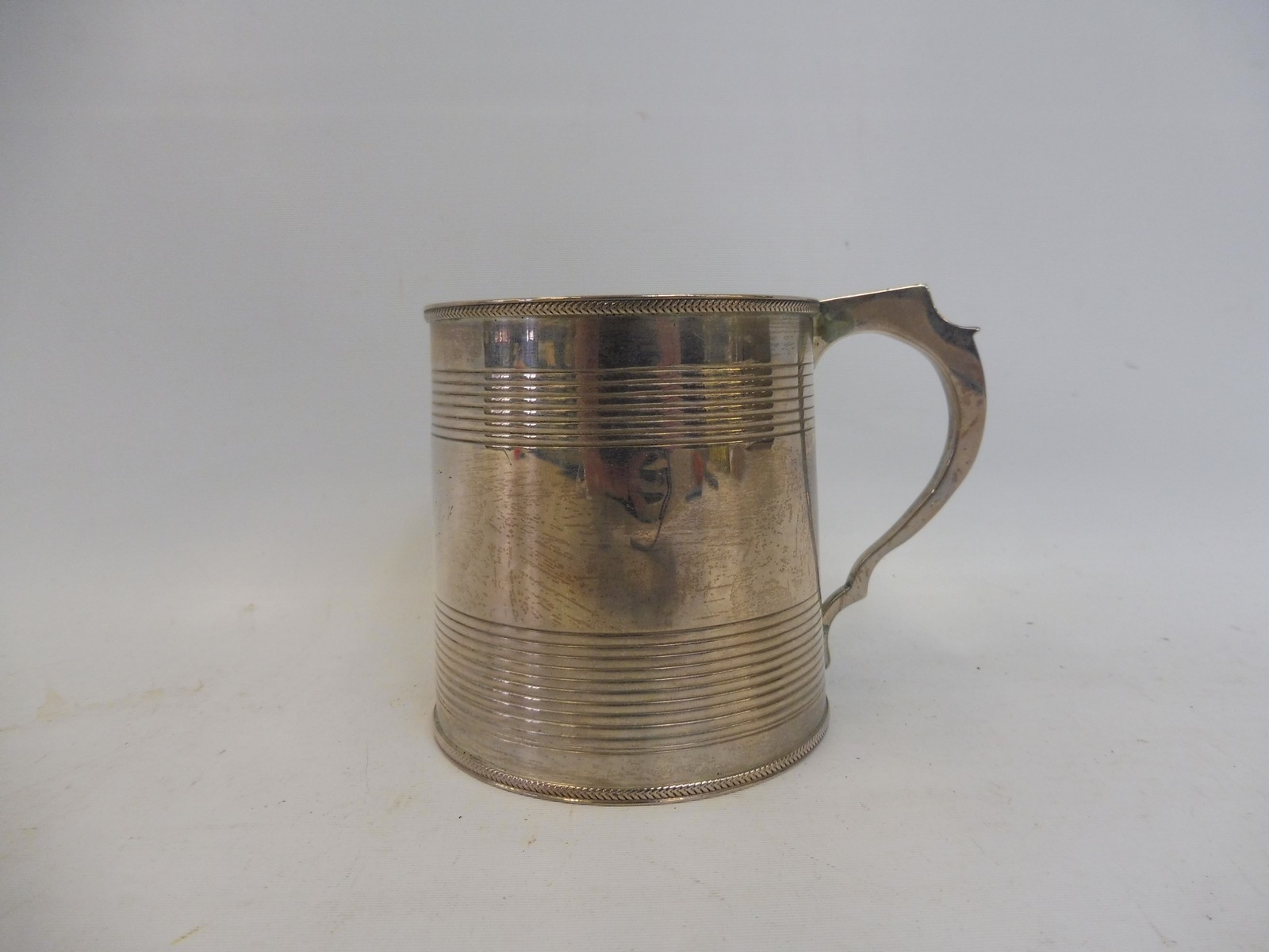 A Georgian silver tankard of plain form, London 1819, maker slightly rubbed, possibly RP.